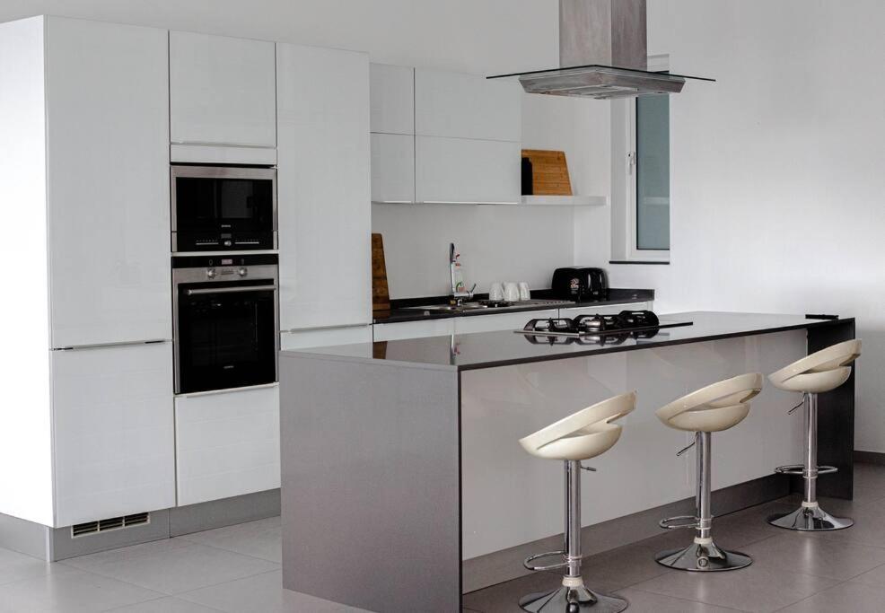 Seafront Two Bedroom Apartment Saint Julian's ภายนอก รูปภาพ
