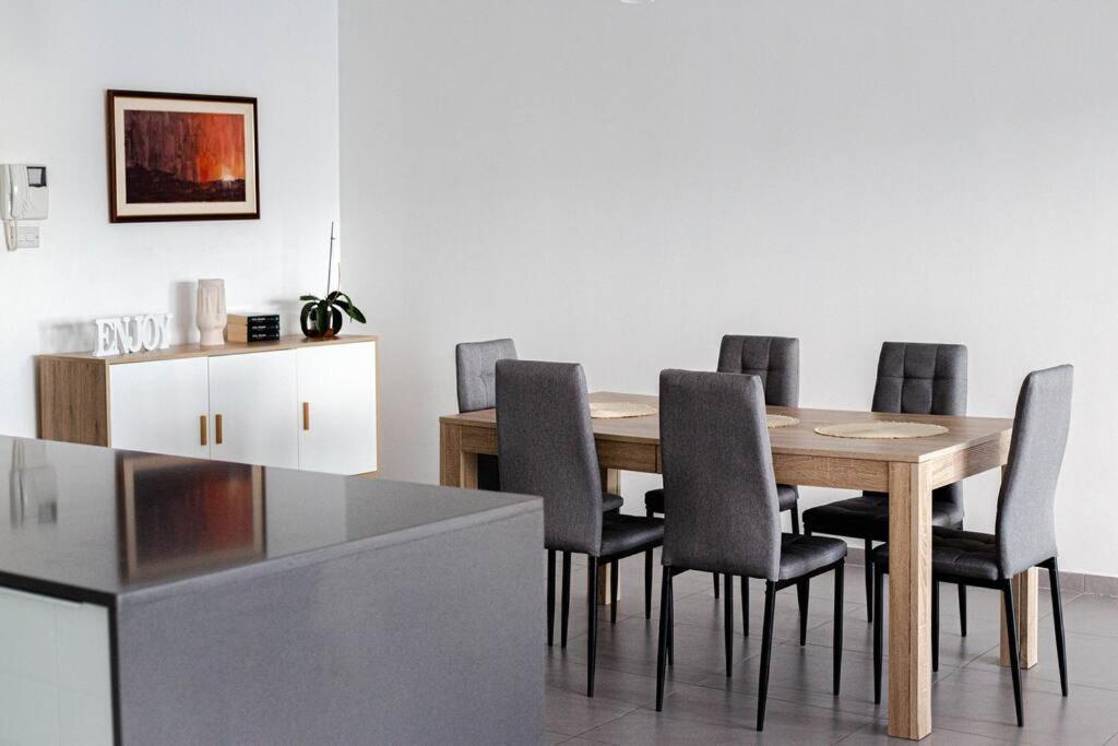 Seafront Two Bedroom Apartment Saint Julian's ภายนอก รูปภาพ
