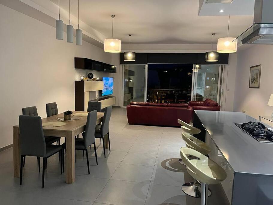 Seafront Two Bedroom Apartment Saint Julian's ภายนอก รูปภาพ
