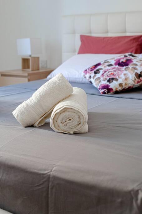 Seafront Two Bedroom Apartment Saint Julian's ภายนอก รูปภาพ