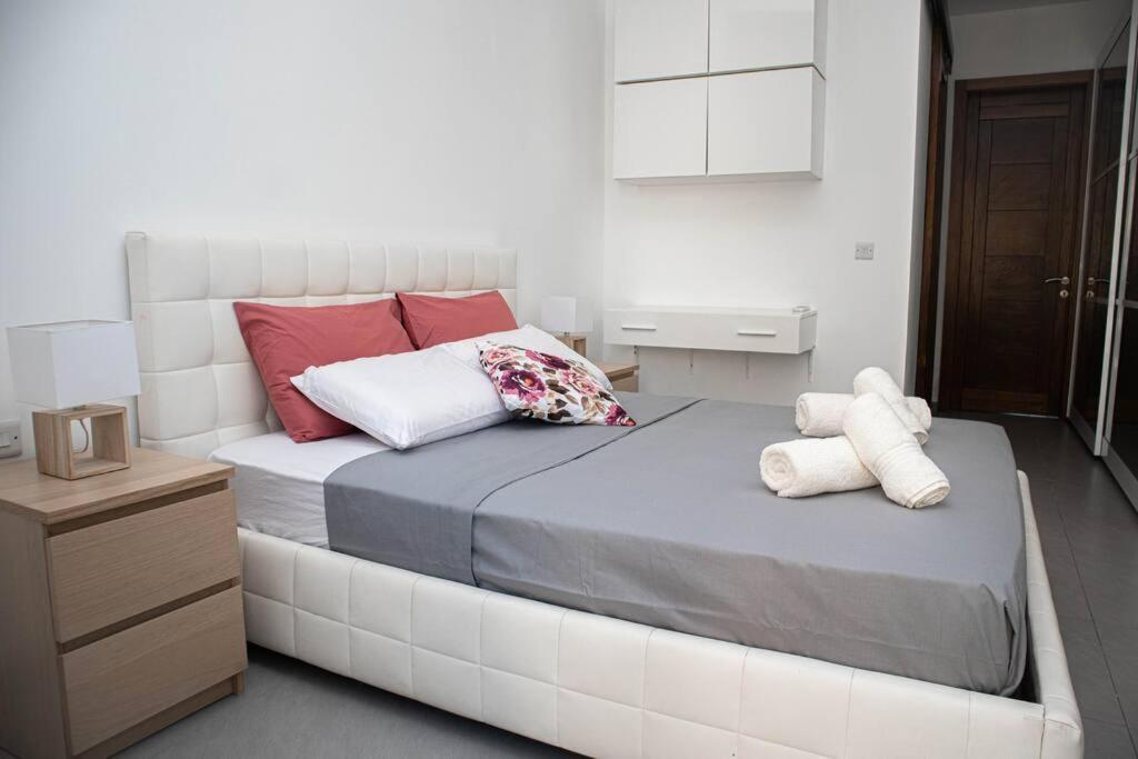 Seafront Two Bedroom Apartment Saint Julian's ภายนอก รูปภาพ